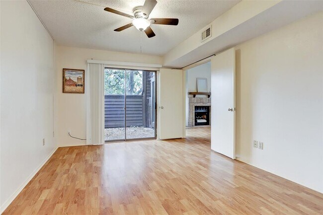 Foto del edificio - 2611 Grants Lake Blvd