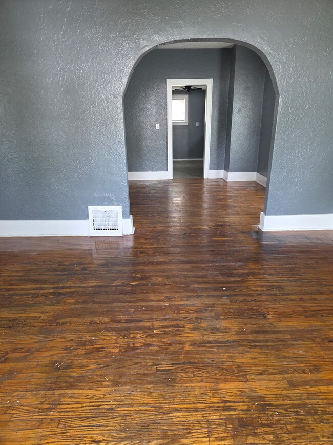 Building Photo - 1214 W Brons Ave