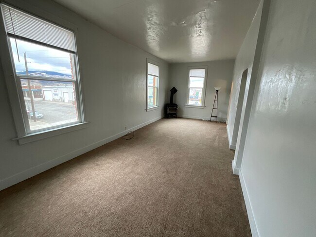 Building Photo - 221 Fir St
