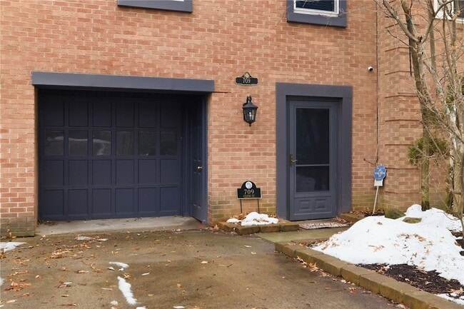 Building Photo - 709 Clyde St