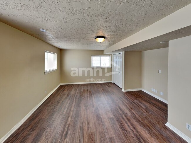 Building Photo - 994 W 1600 N