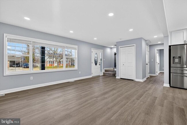 Building Photo - 2403 Kingsway Rd