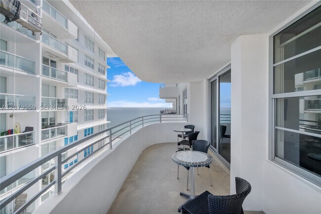 Foto del edificio - 5555 Collins Ave