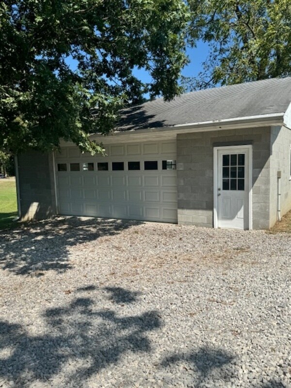 Building Photo - 2400 Schmuck Rd