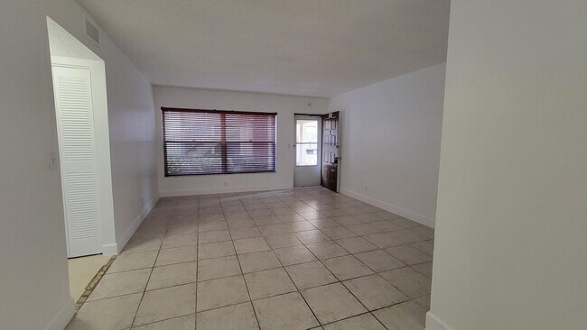 Foto del edificio - 3712 N University Dr