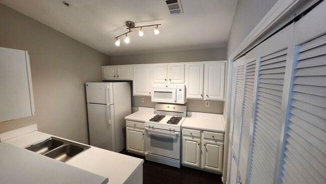 Building Photo - Top-Floor 2-Bed, 2-Bath Condo with Firepla...