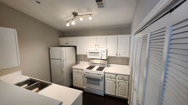 Foto del edificio - Top-Floor 2-Bed, 2-Bath Condo with Fireplace & Deck in Desirable Brookhaven Location!!