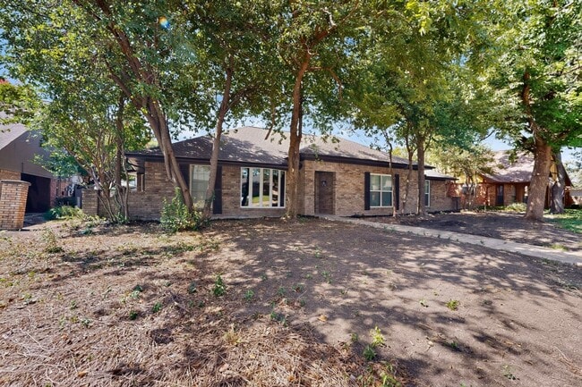 Building Photo - 2308 Chamberlain Dr