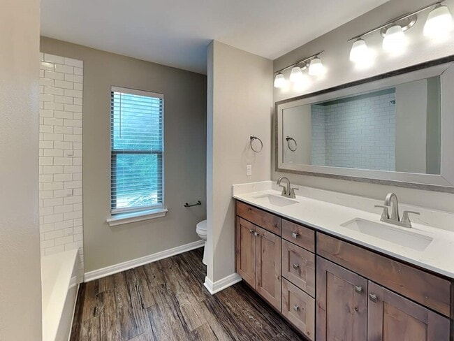 Building Photo - 179 Holly St