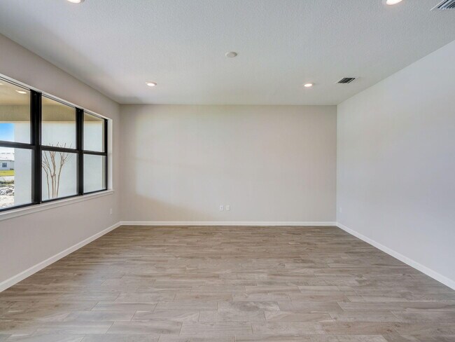 Building Photo - 762 S E Courances Dr