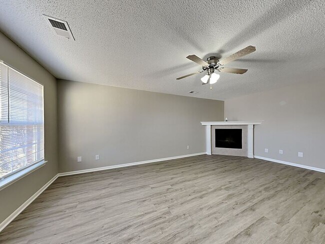 Foto del edificio - 405 NW Woodbury Dr