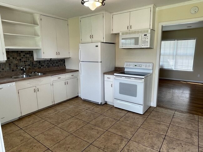 Building Photo - 2102 W Concho Ave