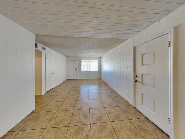 Building Photo - 6213 W Claremont St