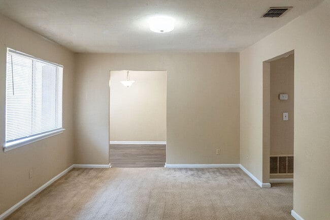 Building Photo - 709 Pointe Ct