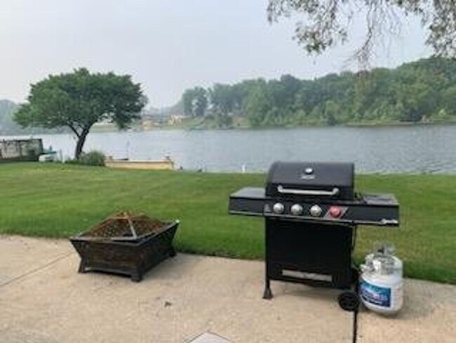 Foto del edificio - River Front Home in Elkhart IN, lawn care included.