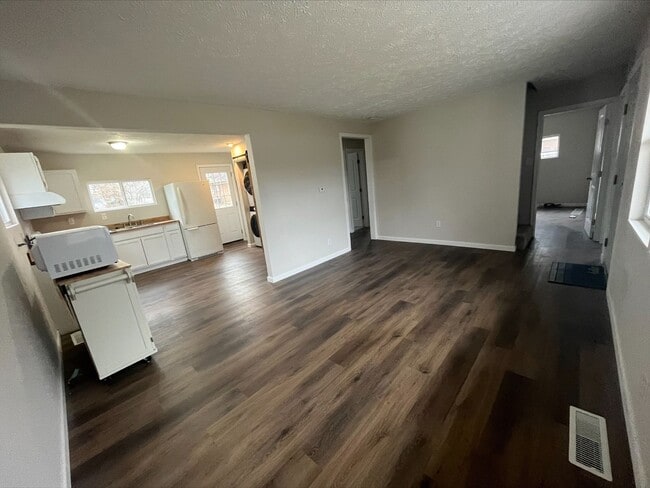 Building Photo - 4 Bedroom 2 Bathroom Home for Rent in East...