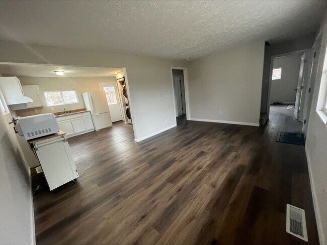 Foto del edificio - 4 Bedroom 2 Bathroom Home for Rent in East...