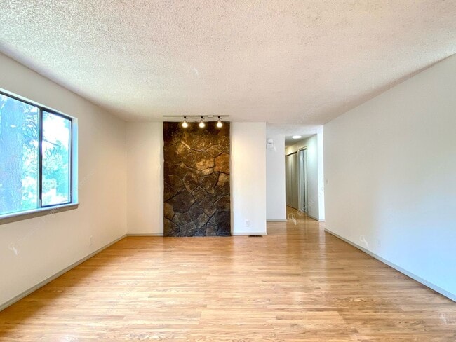 Building Photo - A Rare Find: Expansive NE Bend Home with E...