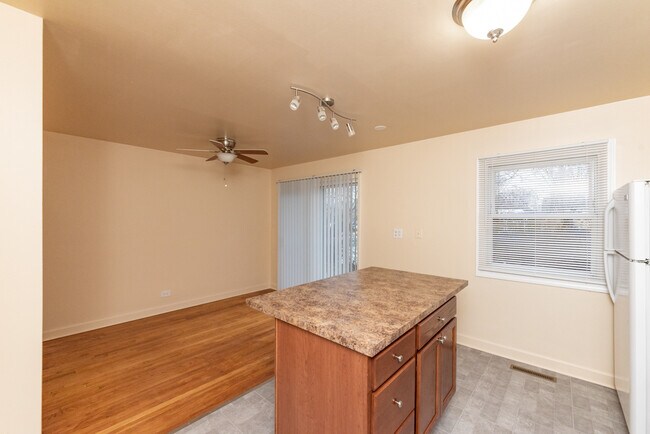 Foto del edificio - 820 N Milwaukee Ave