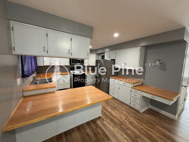 Foto del edificio - 320 W 1st S