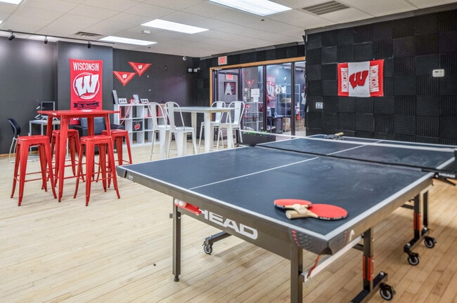 Suite de servicios - Collegiate Campus Student Apartments