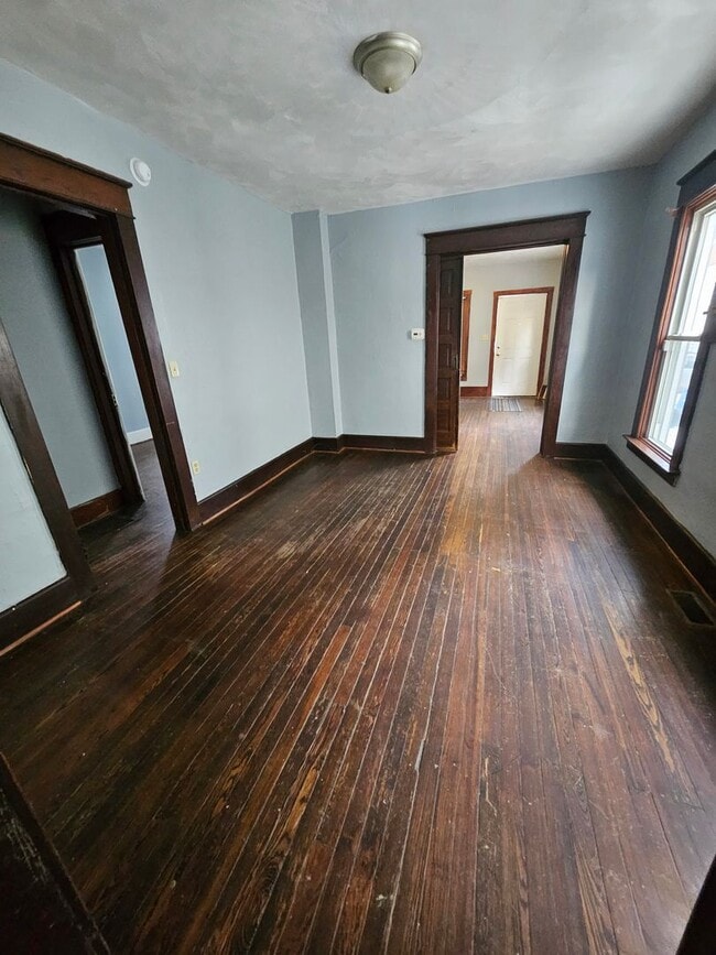 Building Photo - Lower 2 bedroom unit East Side