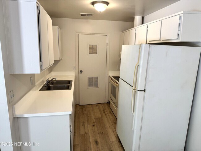 Foto del edificio - 7190 Conant Ave