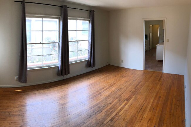Lving Room - 2454 Corinth Ave