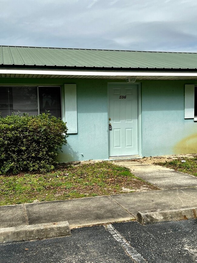 Foto del edificio - 596 Florosa Ct