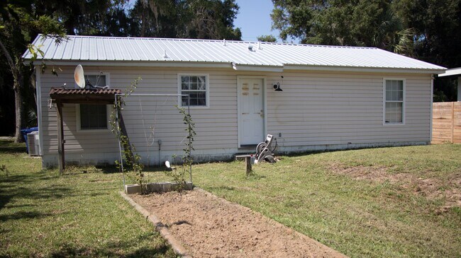 Building Photo - 675 Julia St
