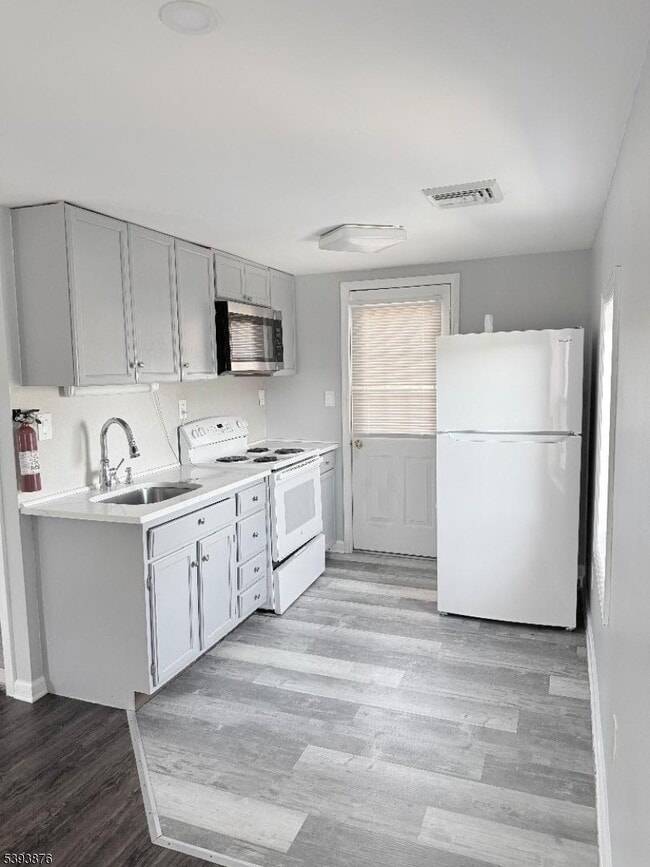 Building Photo - 95 Thompson Ave