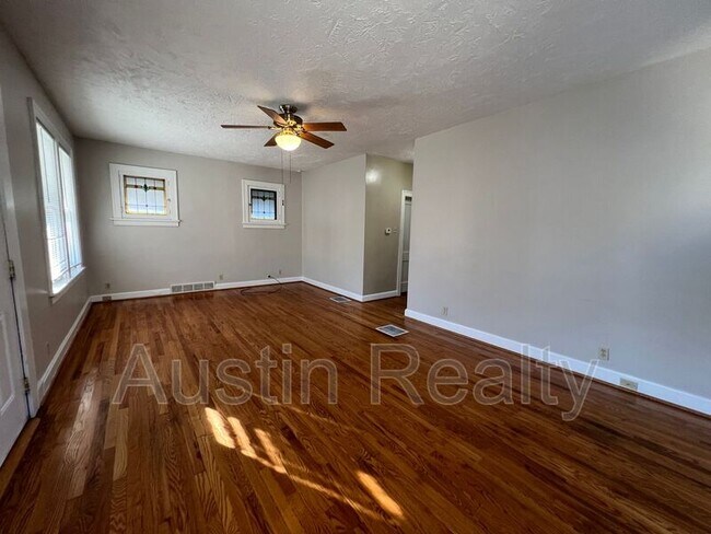 Foto del edificio - 6221 Fyler Ave