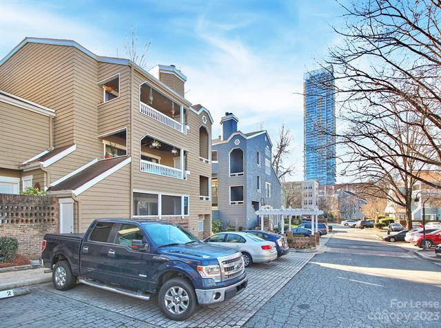 Building Photo - 413 W 8th St