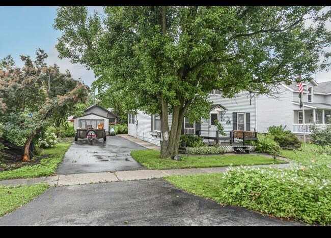 Driveway , 1.5 car garage - 105 South St