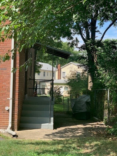 side entrance to kitchen - 4820 Fox St