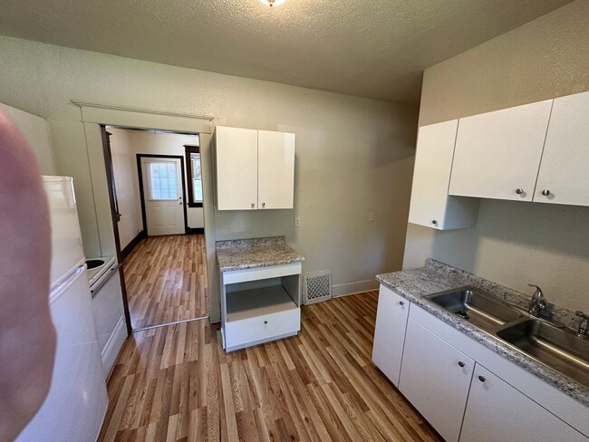 Building Photo - $1350 - 2 Bed 1 Bath Home