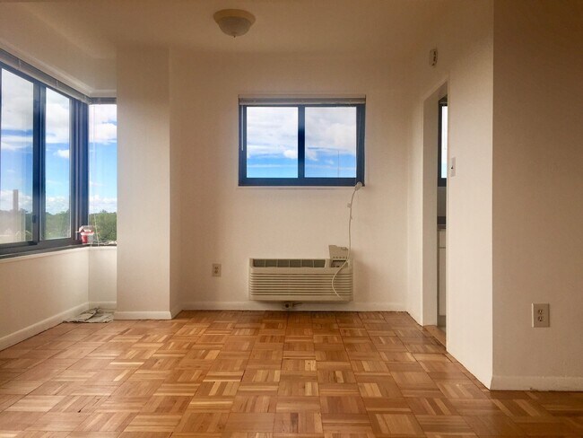 Foto del edificio - PRICE REDUCTION AS OF 01/2026! GREAT CORNER VIEWS! Wood floor Condo Overlooking McLean Gardens