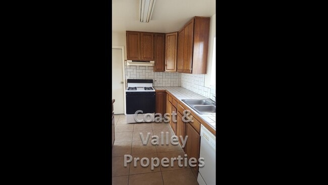 Building Photo - Spacious North Salinas Home
