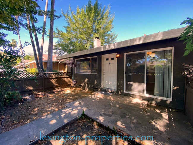 Building Photo - Lovely, 2BD/1BA, Condo Available at The Vi...