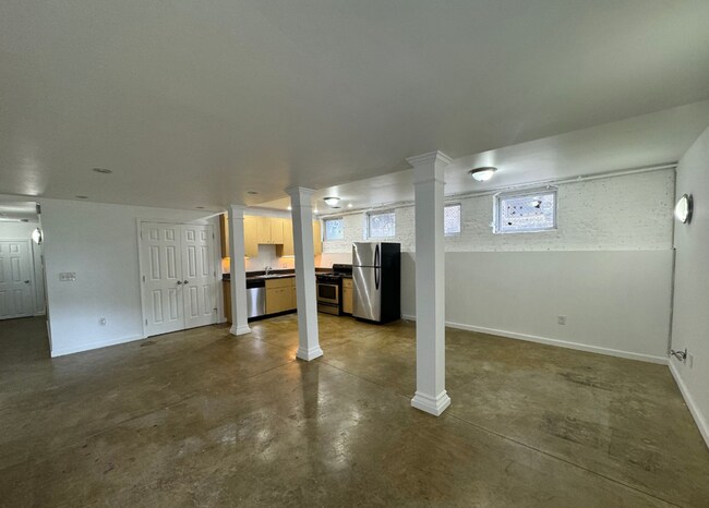 Building Photo - Spacious 2 Bedroom Walking Distance From T...