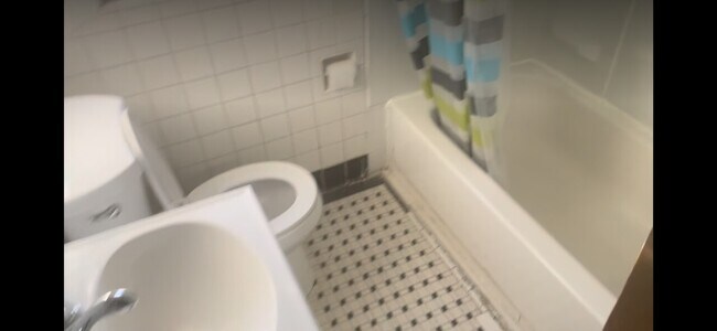 Building Photo - Forest Ave