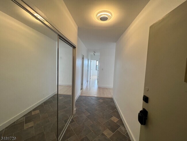 Foto del edificio - 285 Aycrigg Ave