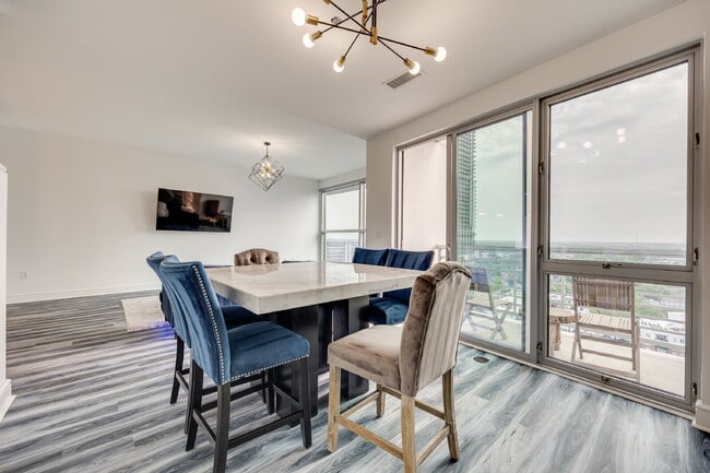 Photo - 307 W Trade St Apartment