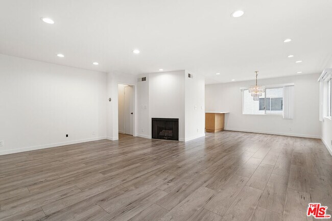 Building Photo - 9351 Via Crema