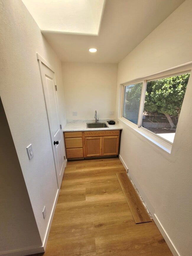 Building Photo - 1550 Encino Dr