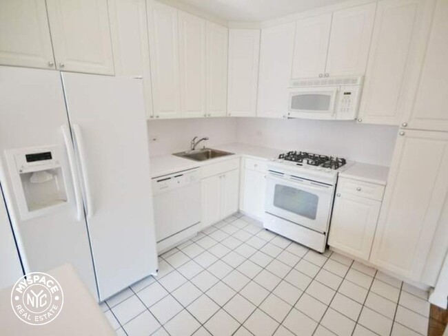 Building Photo - 245 E 58th St