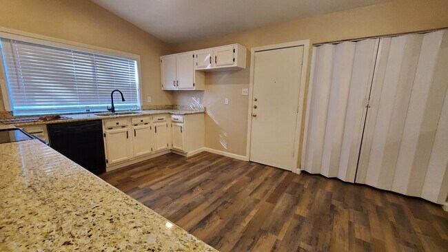 Foto del edificio - 8440 Willow Creek Dr