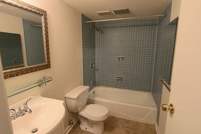 Foto del edificio - Apply Today! 2 Bedroom - 1.5 Bath condo with garage - heat and hot water included