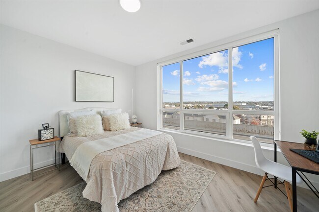 Building Photo - 17 Ave E