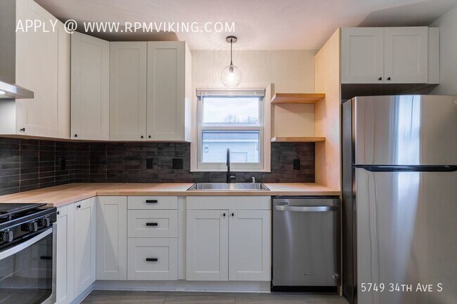 Building Photo - 3 Bed 2 Bath Home with large 2.5 Car Garage